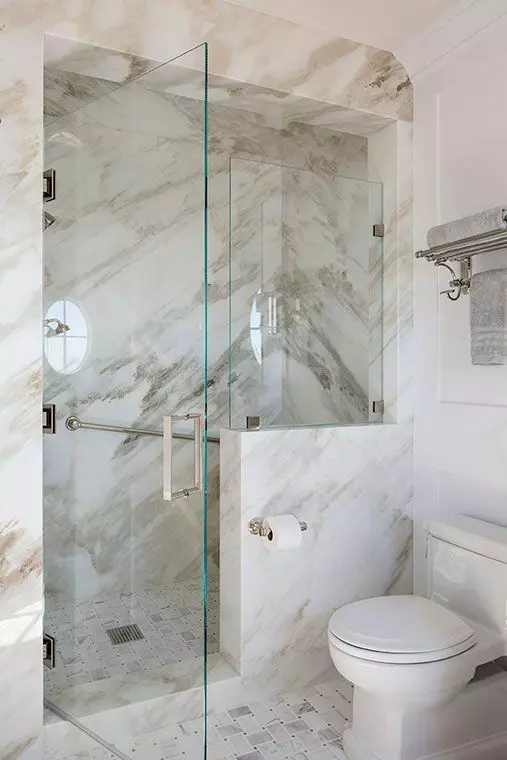 Small and Chic Bathroom Clad with Marble and Glass