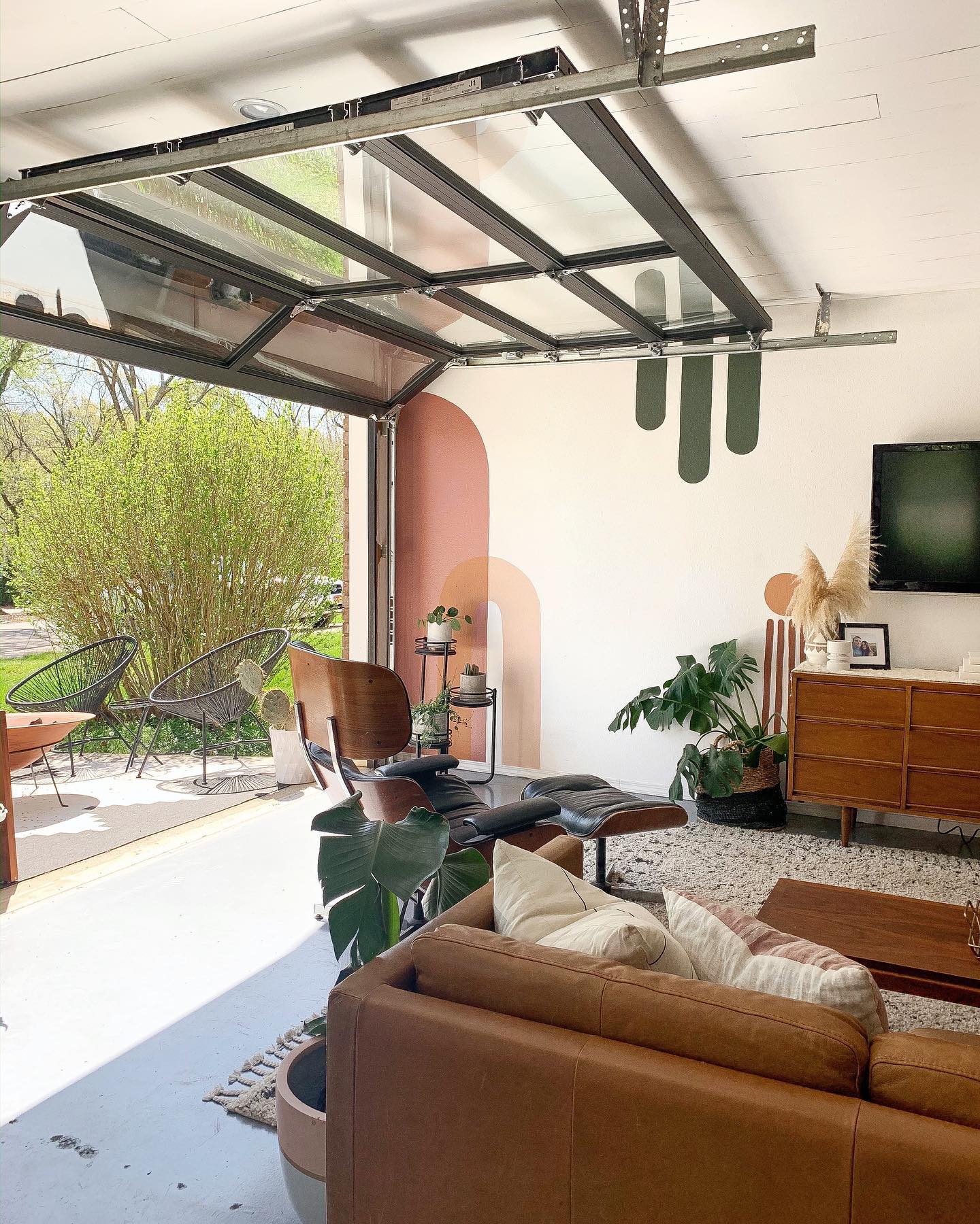 Garage-Lounge Hybrid with Playful Accents