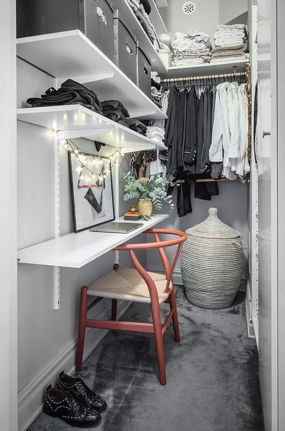 Multifunctional Closet with Desk Integration