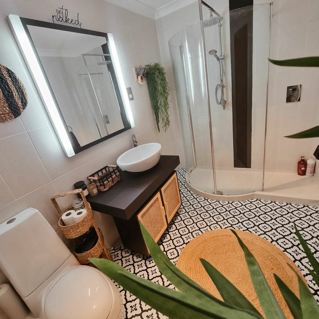 Modern boho bathroom with an eclectic design