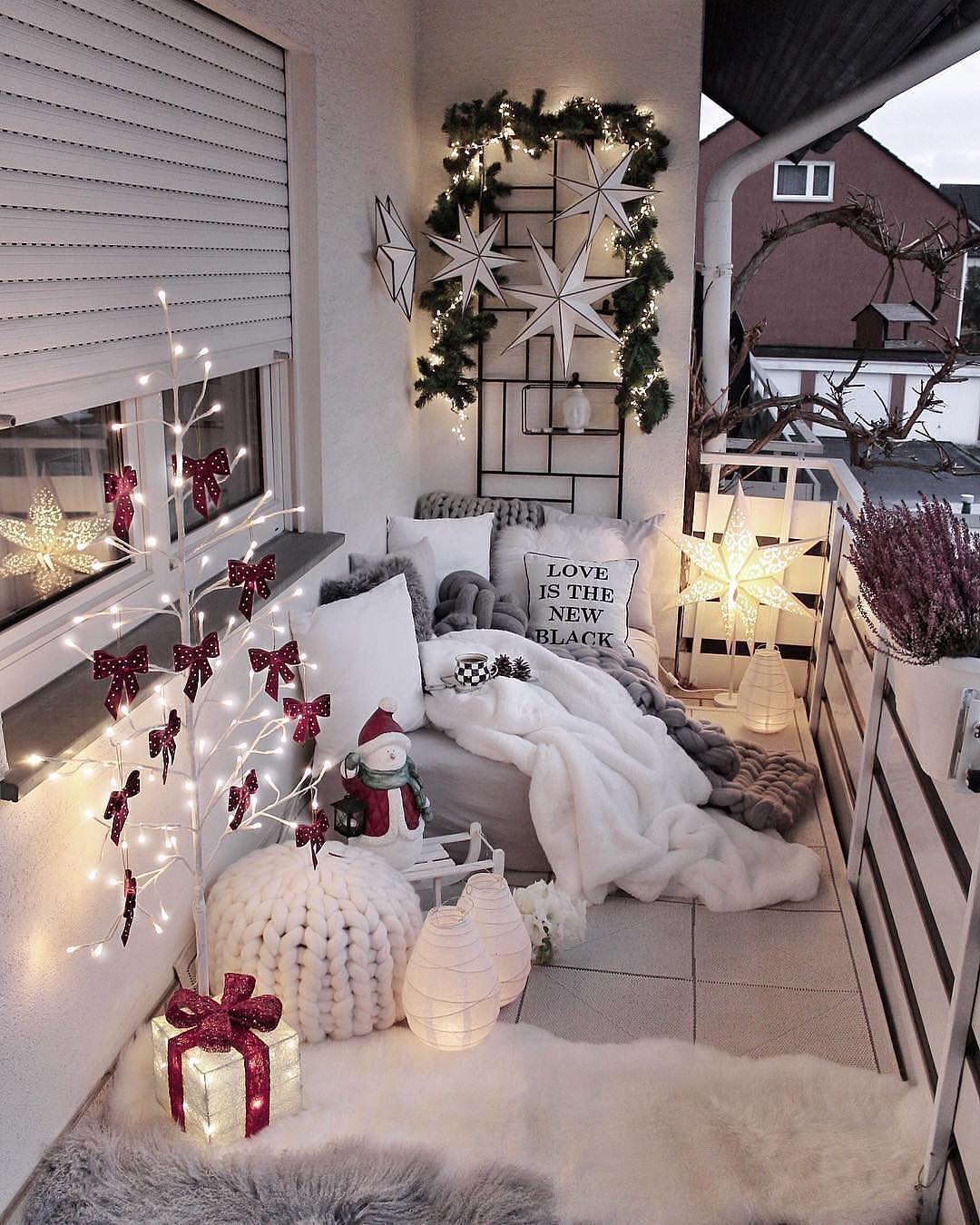 Cozy Yet Stylish Balcony Christmas Decor